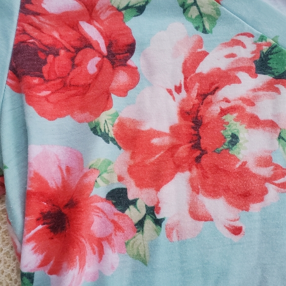 Gorilla Cat Floral Vee Neck Tee Women's Size Medium EUC- Boutique - Picture 5 of 5